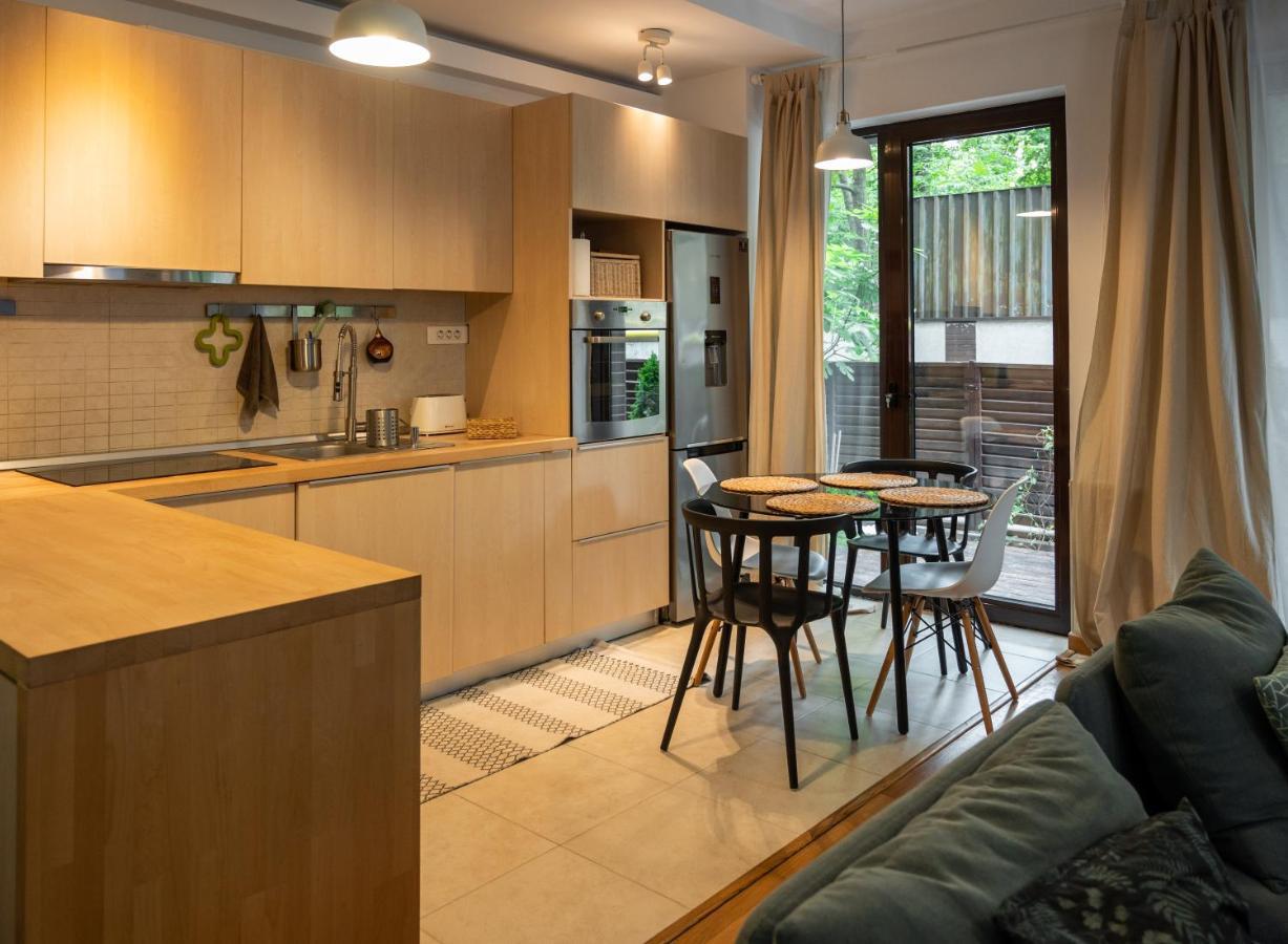 Green Corner Apartment Bukares Bagian luar foto