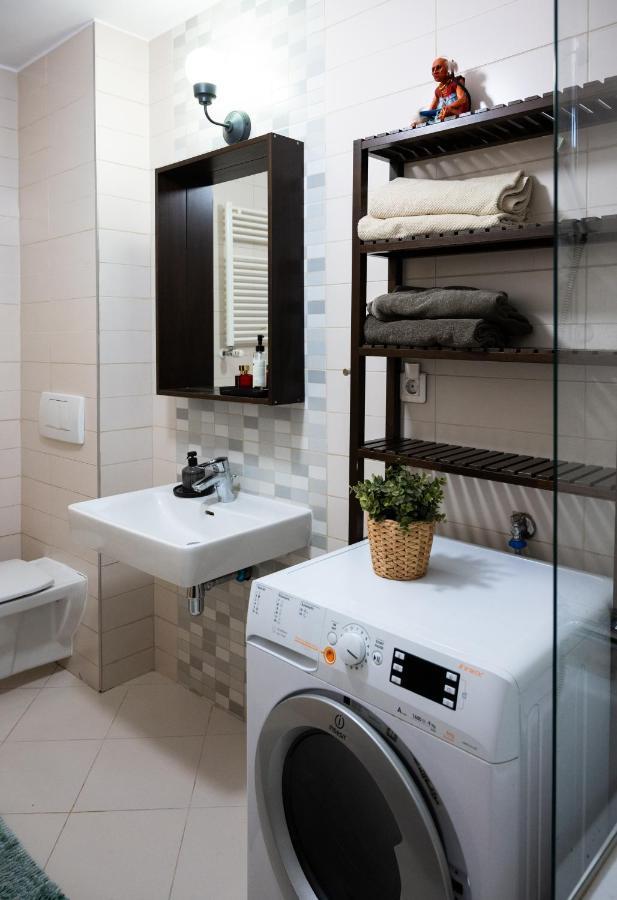 Green Corner Apartment Bukares Bagian luar foto