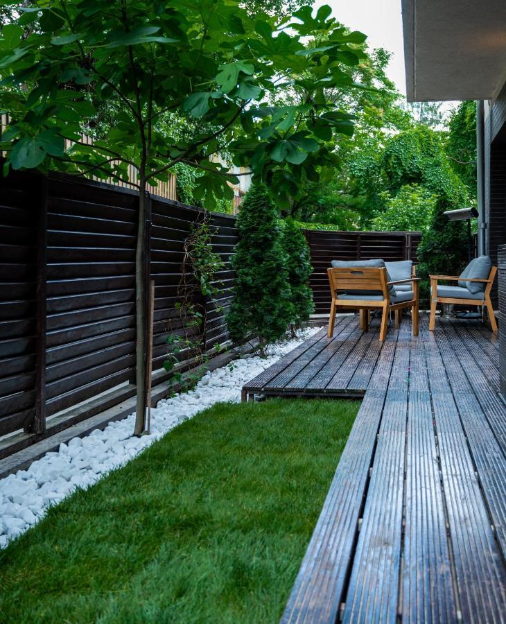 Green Corner Apartment Bukares Bagian luar foto
