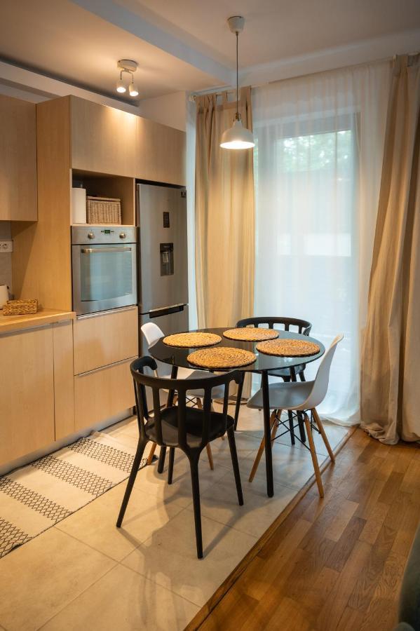 Green Corner Apartment Bukares Bagian luar foto